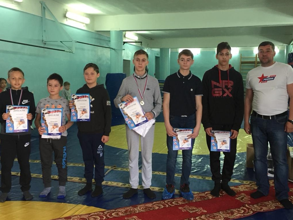 Новосибирские партийцы провели  ежегодные соревнования по общефизической подготовке среди детей и подростков