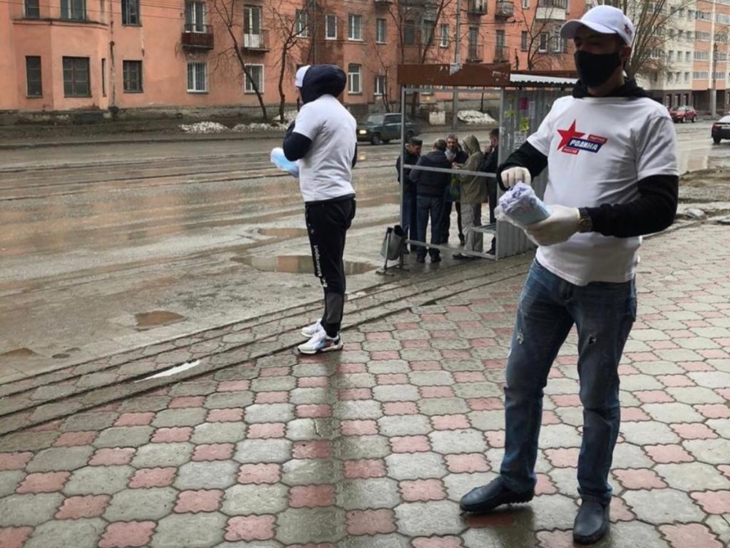 Волонтеры новосибирской "РОДИНЫ" продолжают раздавать маски на остановках