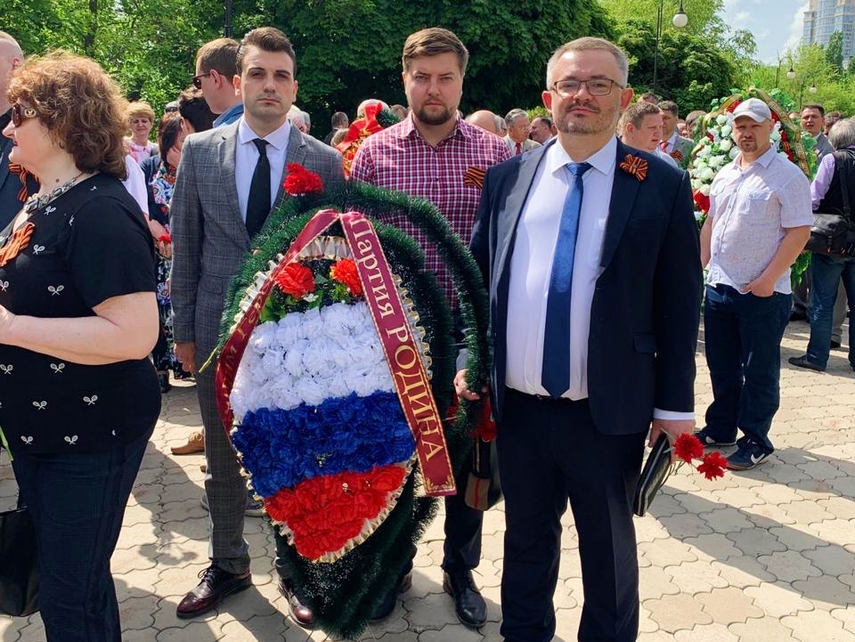 Делегация Воронежской "РОДИНЫ" возложила цветы к Вечному огню