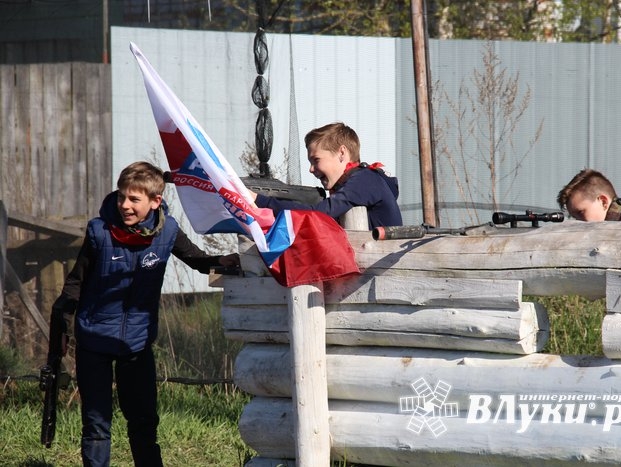 Псковские партийцы организовали спортивный праздник для детей и их родителей