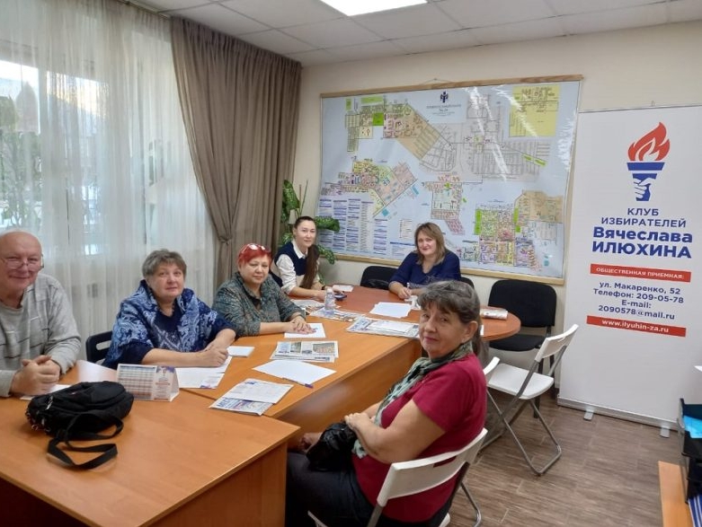 При общественных приемных Вячеслава Илюхина продолжает работу "Школа ЖКХ"