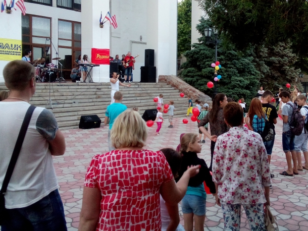 Патриоты организовали праздник в День молодёжи в Керчи