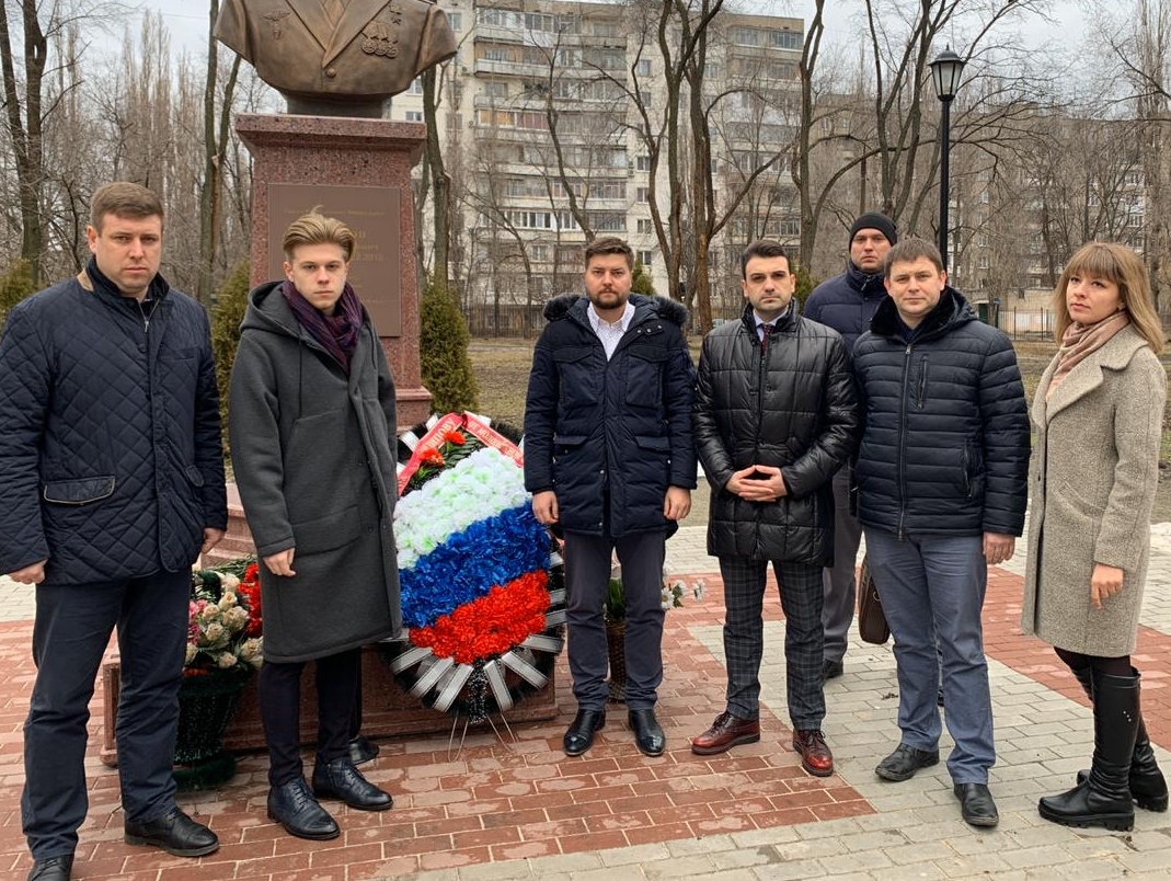 Делегация воронежской "РОДИНЫ" и общественники возложили цветы к памятнику Роману Филипову