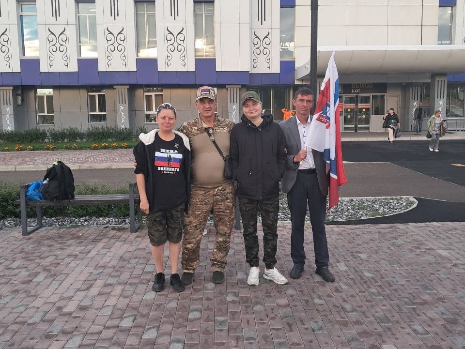 Хакасские партийцы встретили соратника с передовой