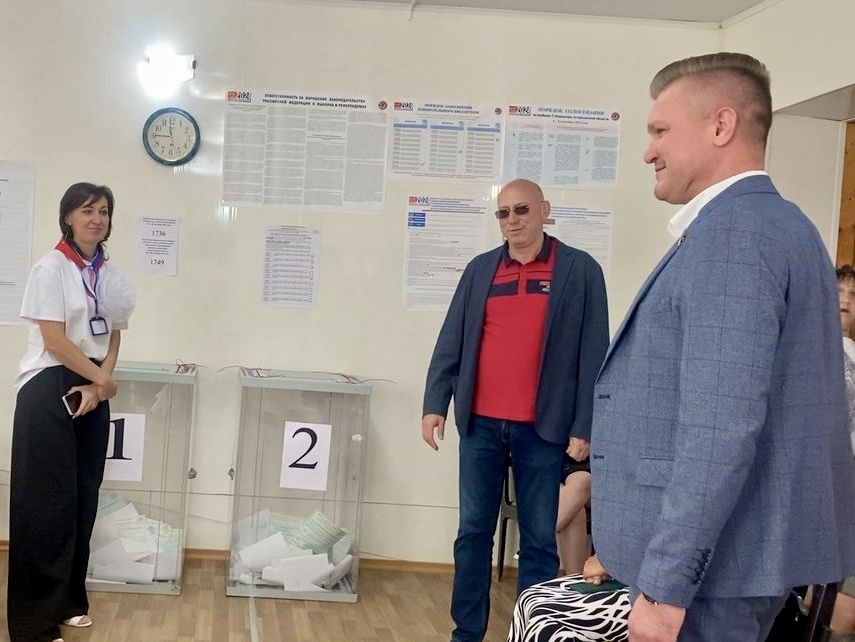 Владимир Сухарев объехал избирательные участки Астраханской области