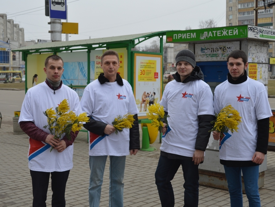 Активисты партии поздравили женщин на улицах Липецка