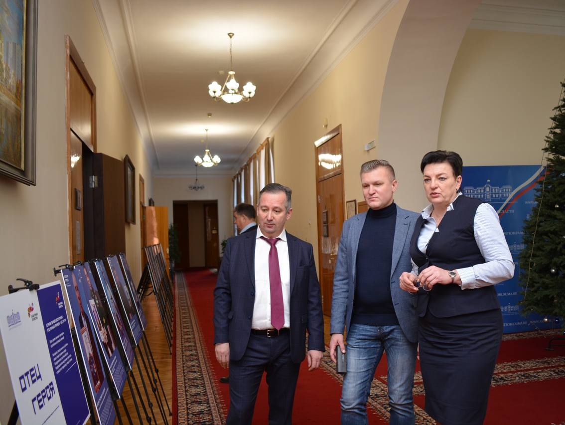 ВЛАДИМИР СУХАРЕВ В ДЕНЬ ГЕРОЕВ ОТЕЧЕСТВА  ПОСЕТИЛ ФОТОВЫСТАВКУ «ОТЕЦ ГЕРОЯ»
