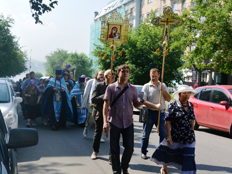Красноярские партийцы приняли участие в Крестном ходе