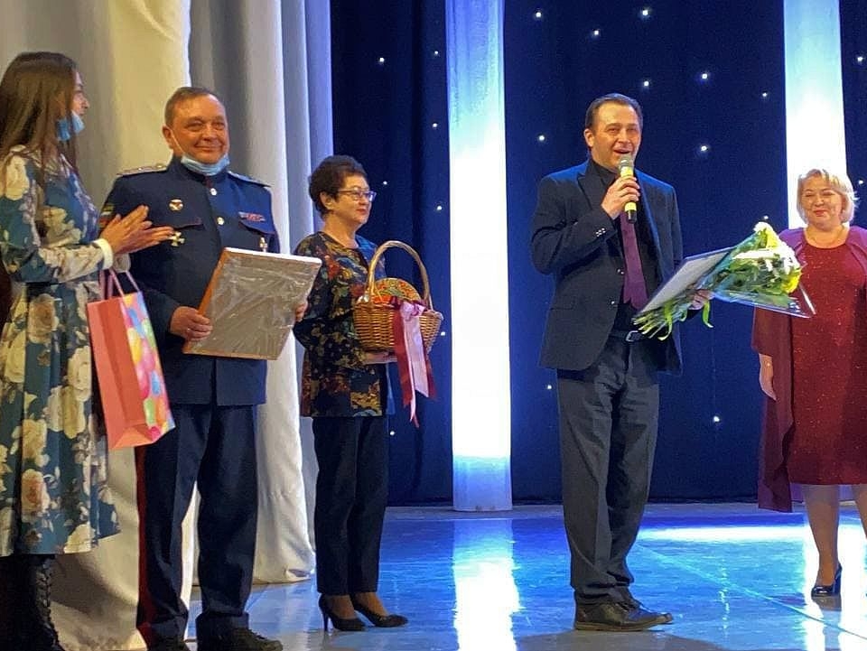 Руководитель аппарата Кировской "РОДИНЫ" выступила с приветственным словом на концерте ансамбля песни и танца "Донбасс"
