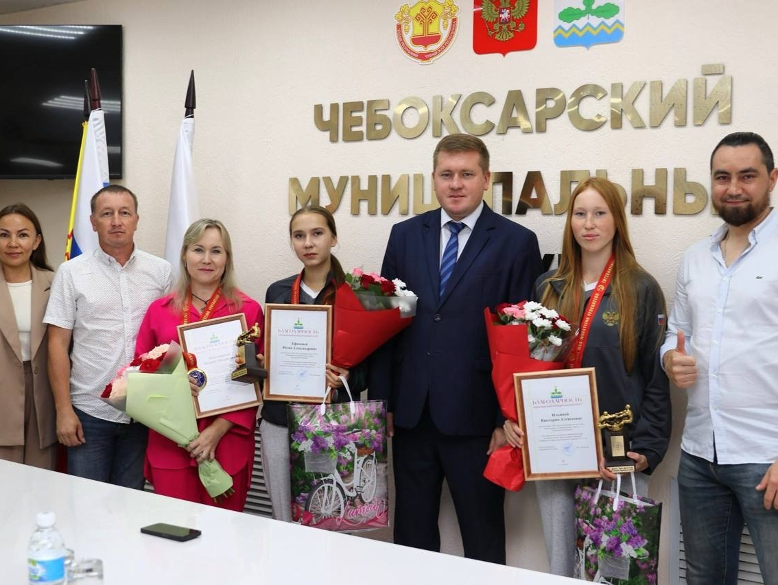 Владимир Михайлов поздравил чемпионок мира по мас-рестлингу