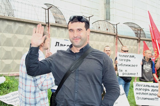 Акция партии "РОДИНА" у лагеря для нелегалов в Гольяново, 15 августа 2013 г