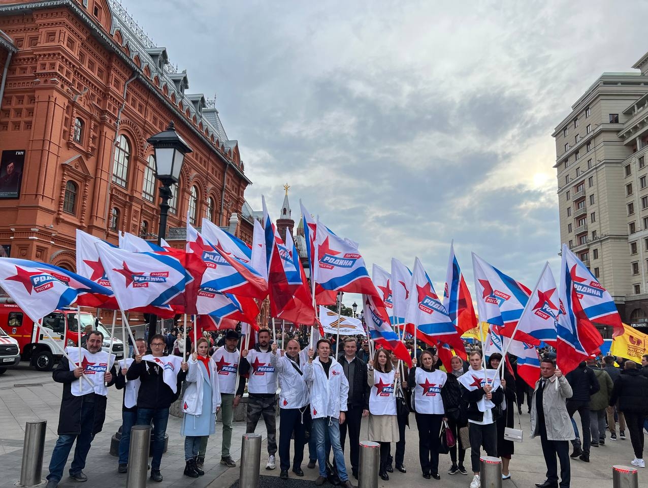 "РОДИНА" приняла участие в митинге "Своих не бросаем" на Манежной площади в Москве