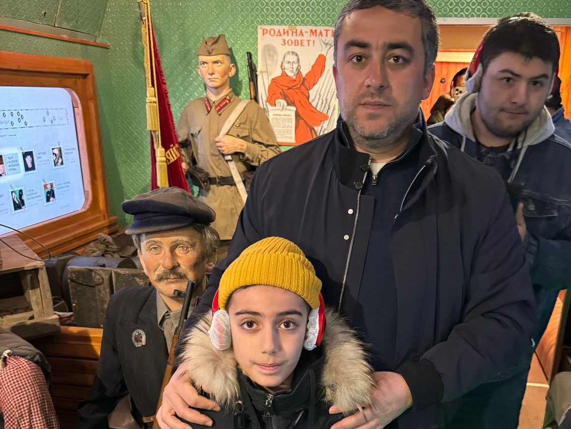 Салим Штымов со своим сыном посетили передвижной музей "Поезд Победы"