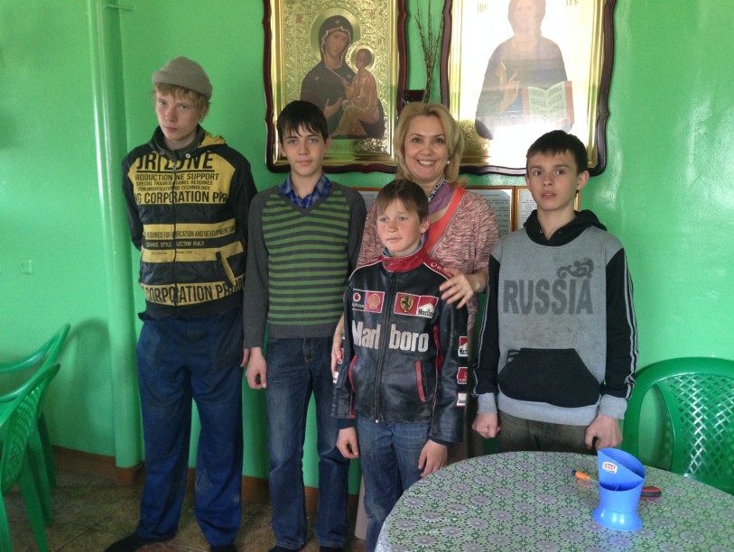Активистка пермской "РОДИНЫ" посетила детский приют