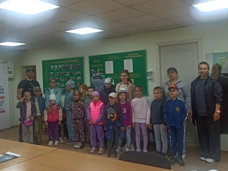 Дети из центра развития и творчества принесли в общественную приемную Вячеслава Илюхина гумпомощь для бойцов