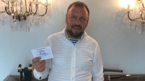 Александр Казаков с удостоверением кандидата в депутаты Совета депутатов городского округа Истра.