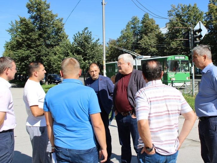 Вячеслав Илюхин провел выездное совещание по ремонту тротуара