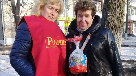 "РОДИНА" провела традиционную благотворительную акцию по вручению пасхальных куличей в Новомосковске