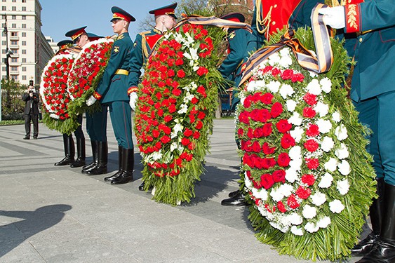 Родинцы возложили венки к могиле Неизвестного солдата