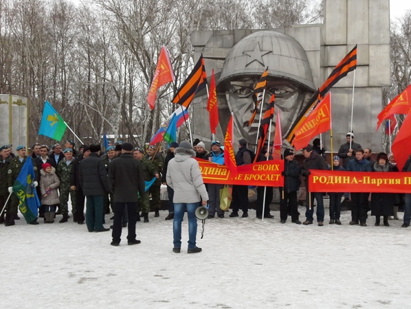 Партийцы Челябинска провели праздничный митинг в Саду Победы