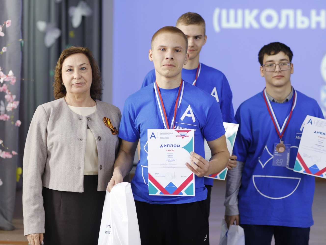 ПОБЕДИТЕЛИ ЧЕМПИОНАТА «АБИЛИМПИКС» АСТРАХАНСКОЙ ОБЛАСТИ В НОМИНАЦИИ «ТУРИЗМ» ПОЛУЧИЛИ ПОДАРКИ ОТ РЕГОТДЕЛЕНИЯ ПАРТИИ «РОДИНА»