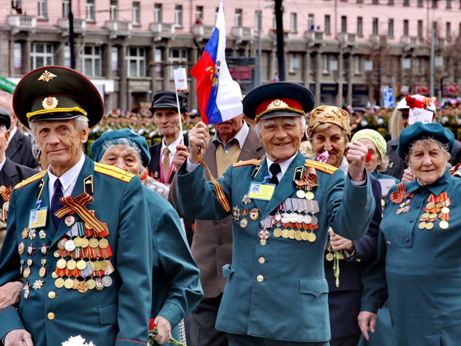 Патриоты Челябинска поздравили с 90-летием соратника-ветерана