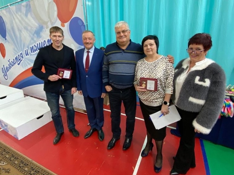 Вячеслав Илюхин вручил награды педагогам ЦВР "Пашинский"