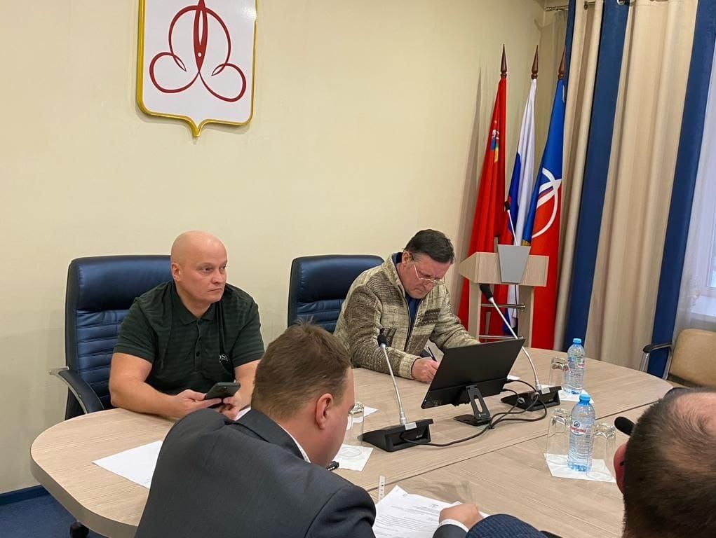 Депутат Совета города Щелково от партии "РОДИНА" Олег Антонов провел комиссию по ЖКХ