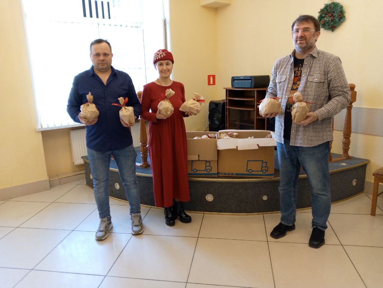 Владимирская "РОДИНА" поздравила беженцев из Мариуполя с Пасхой