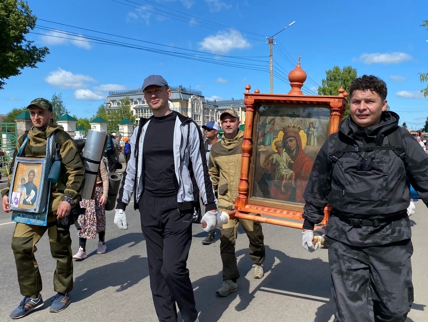 Лидер Кировской "РОДИНЫ" принял участие в крестном ходе из Кирова на реку Великую