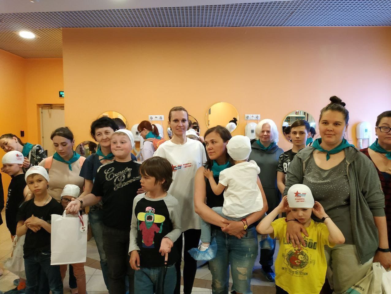В Подмосковье прошла акция "РОДИНА - ДЕТЯМ" в аквапарке для ребят с ограниченными возможностями здоровья