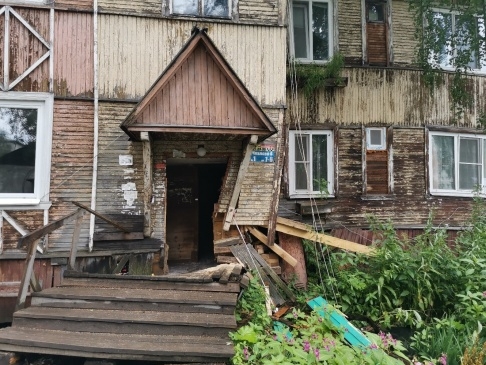 В ПОМОРЬЕ ПРОДОЛЖАЮТ РАЗВАЛИВАТЬСЯ ДОМА, А ПРОГРАММА ПЕРЕСЕЛЕНИЯ ИЗ АВАРИЙНОГО ФОНДА БУКСУЕТ