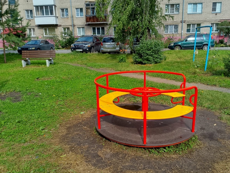 Вячеслав Илюхин и Леонид Рыбин оказали содействие в приведении в порядок детской площадки в Новосибирске