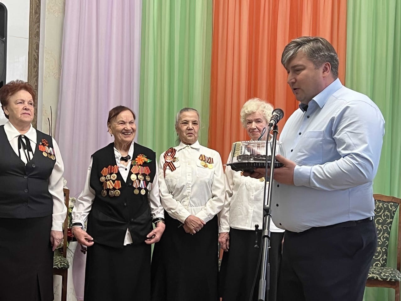 Кировские родинцы посетили концерт хорового коллектива "Фронтовые подруги"
