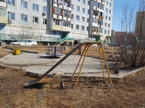 РОДИНЦЫ В ЯКУТСКЕ БОРЮТСЯ ЗА БЕЗОПАСНЫЕ ДЕТСКИЕ ПЛОЩАДКИ