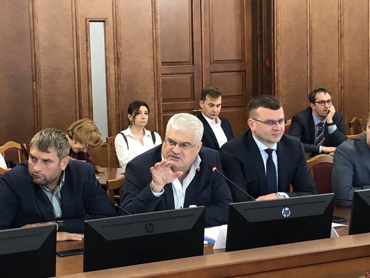 Новосибирские депутаты поддержали Вячеслава Илюхина в его критике концессии по строительству поликлиник