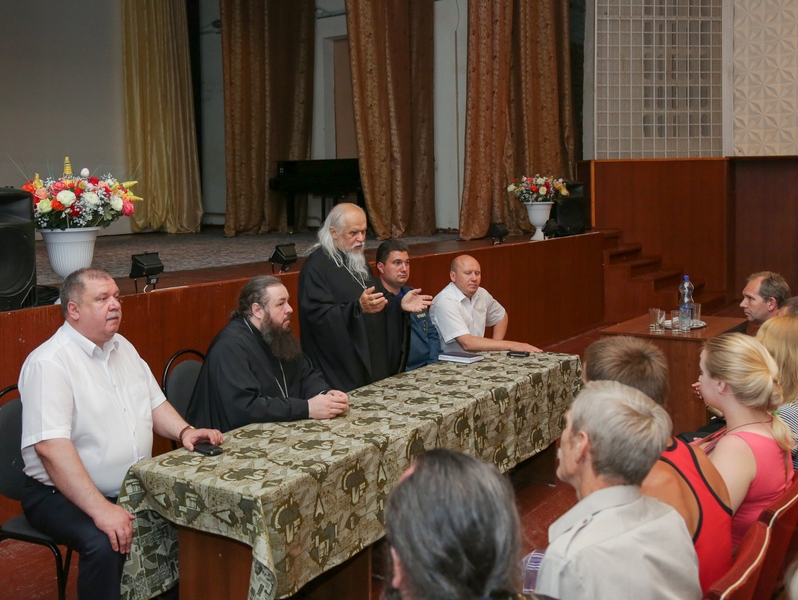 "РОДИНА" организовала встречу беженцев с митрополитом в Пензе