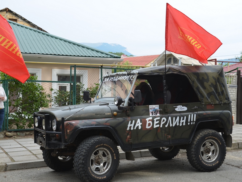 Патриоты организовали автопробег в Алуште