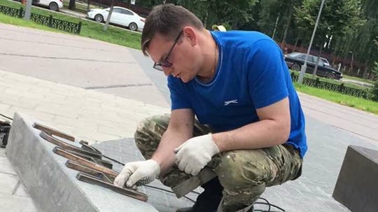 Активисты ярославской "РОДИНЫ" приняли участие в благоустройстве территории у памятника главнокомандующему ВДВ Василию Маргелову