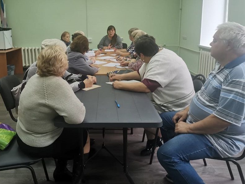 Продолжаются занятия в "Школе ЖКХ", организованной на базе общественных приемных Вячеслава Илюхина