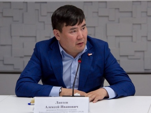 ЛИДЕР ЯКУТСКОЙ "РОДИНЫ" ОКАЗАЛ МАТЕРИАЛЬНУЮ ПОМОЩЬ ИНВАЛИДУ И ПРИЗЫВАЕТ НЕРАВНОДУШНЫХ ПОСЛЕДОВАТЬ ЕГО ПРИМЕРУ