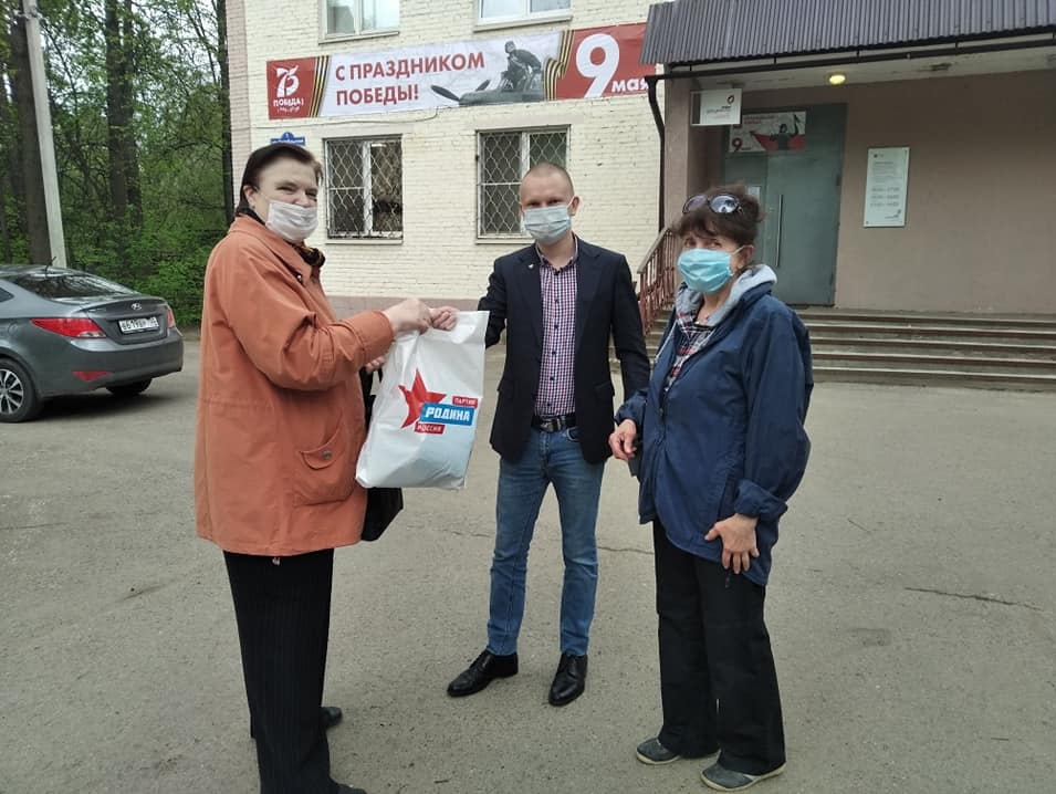 Владимир Лактюшин с соратниками передали медицинские маски для ветеранов
