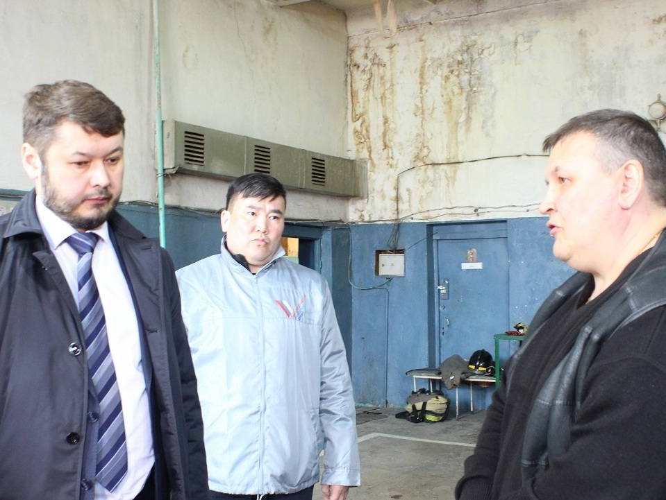 Лаптев посетил поселок Кангалассы, в котором пожарные объявили голодовку