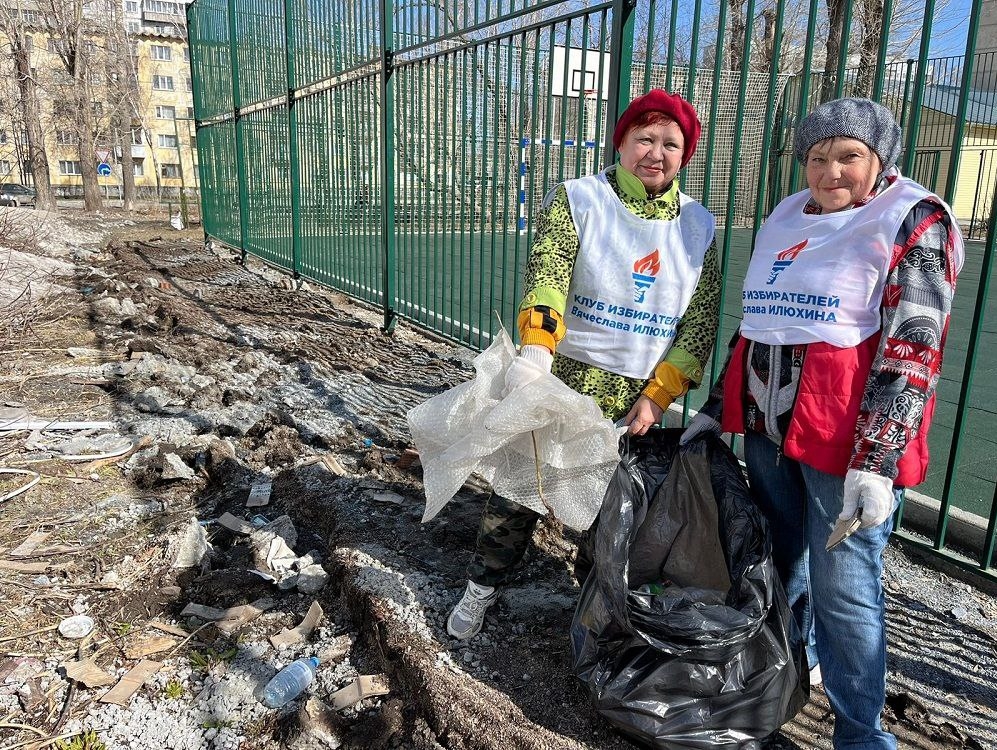 Жители Новосибирска приняли участие в организованном Клубом избирателей Вячеслава Илюхина субботнике