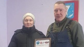Андрей Ружников наградил Благодарственными письмами жителей деревни Андег за поддержку бойцов СВО
