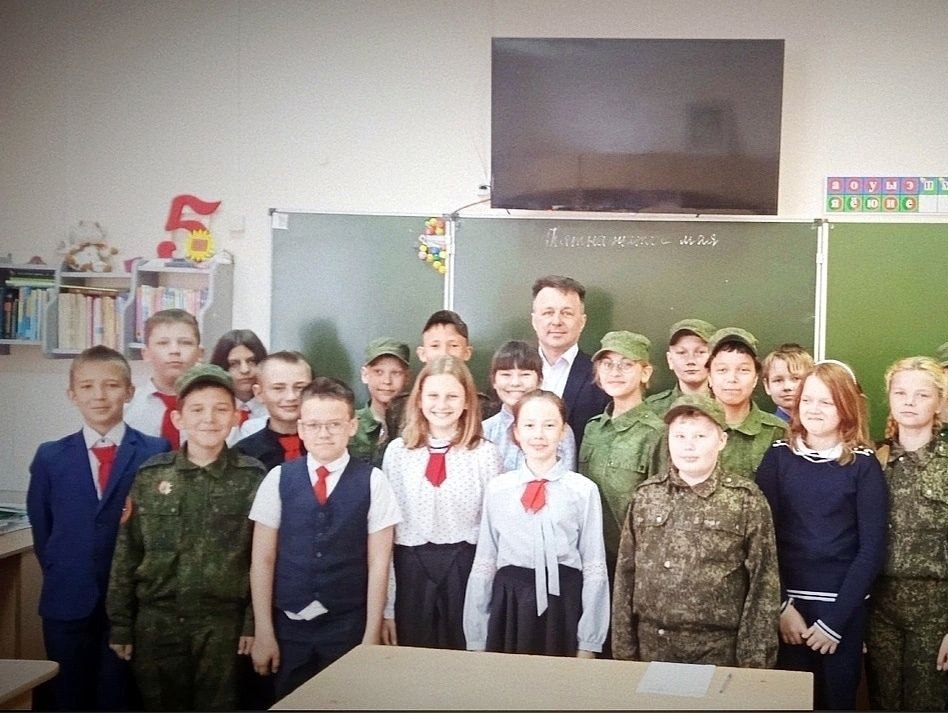 Депутат от партии "РОДИНА" Виталий Прохоров провел "классную встречу" со школьниками