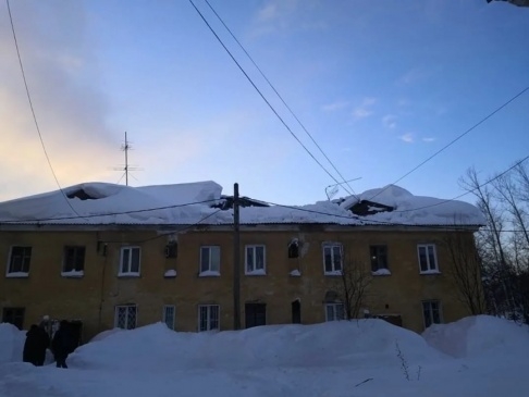 В КУЗБАССКОМ ГОРОДЕ МЫСКИ У МНОГОКВАРТИРНОГО ДОМА ОБРУШИЛАСЬ КРЫША