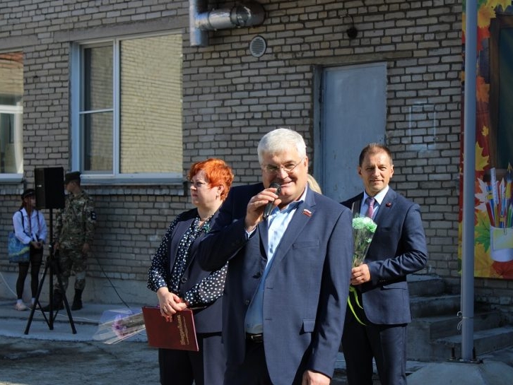 Вячеслав Илюхин и Леонид Рыбин поздравили ребят с Днем знаний