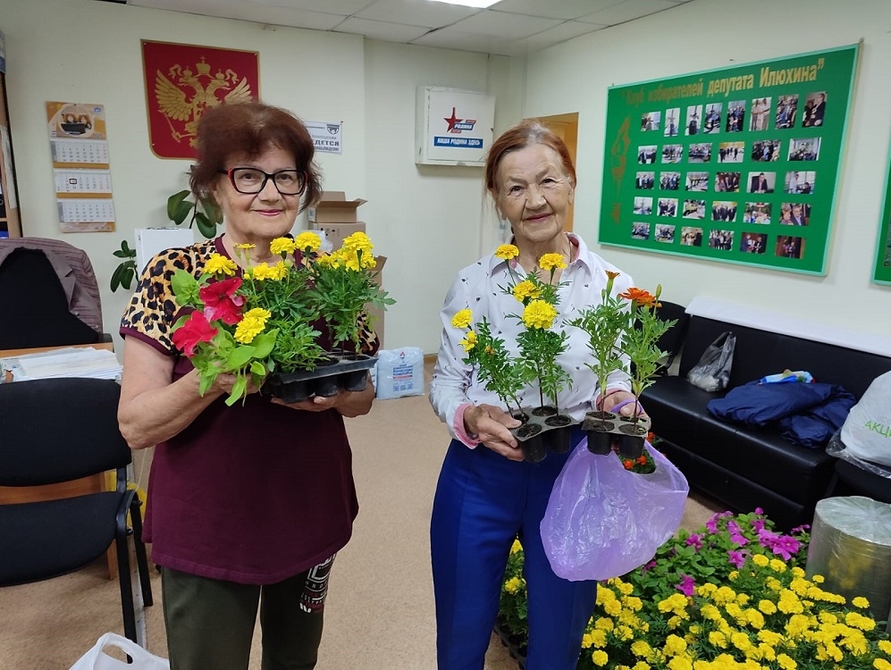 Новосибирские партийцы провели акцию «Цветы России – расцветай моя Родина»