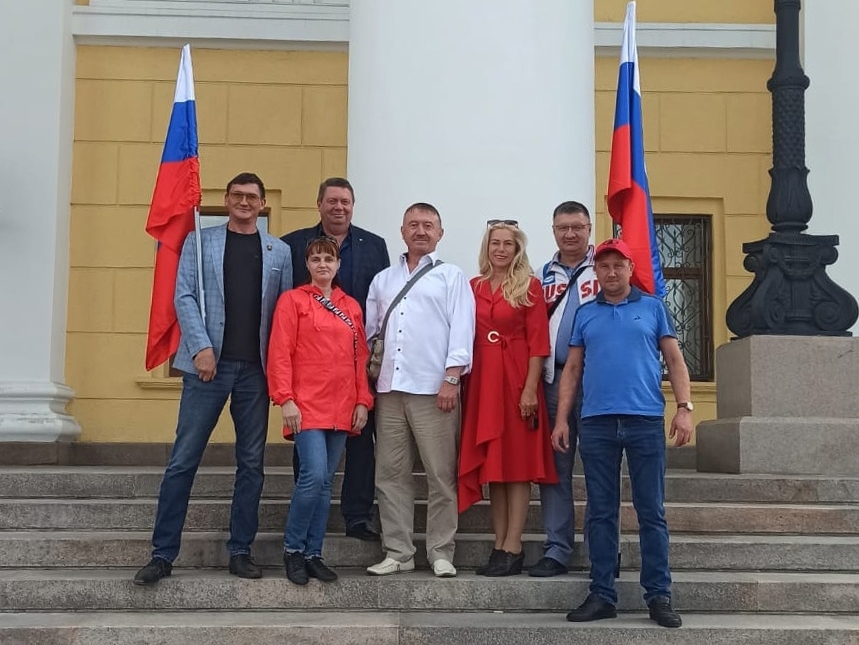 Челябинская "РОДИНА" поздравила Южный Урал с Днем Российского флага